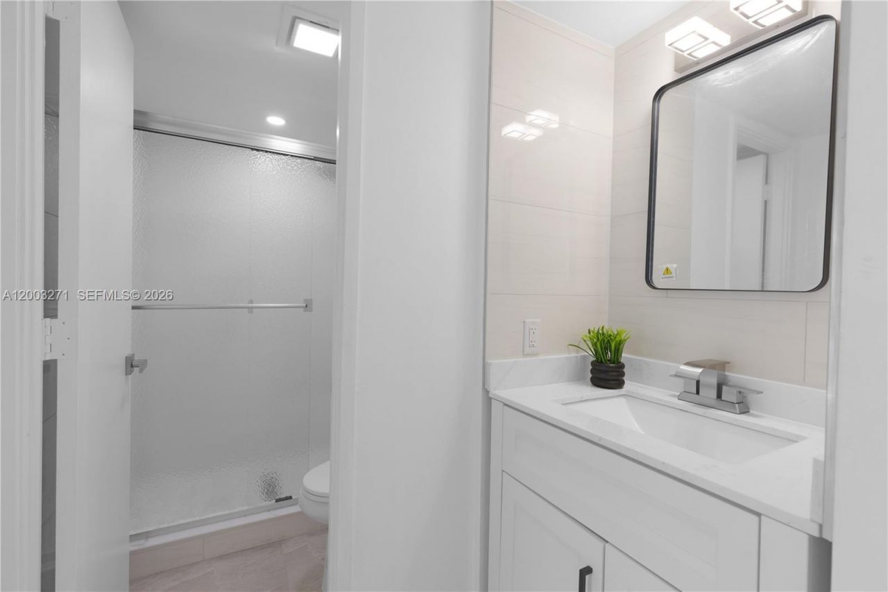 3731 N Country Club Dr , Unit 124, Aventura, FL 33180 Photo