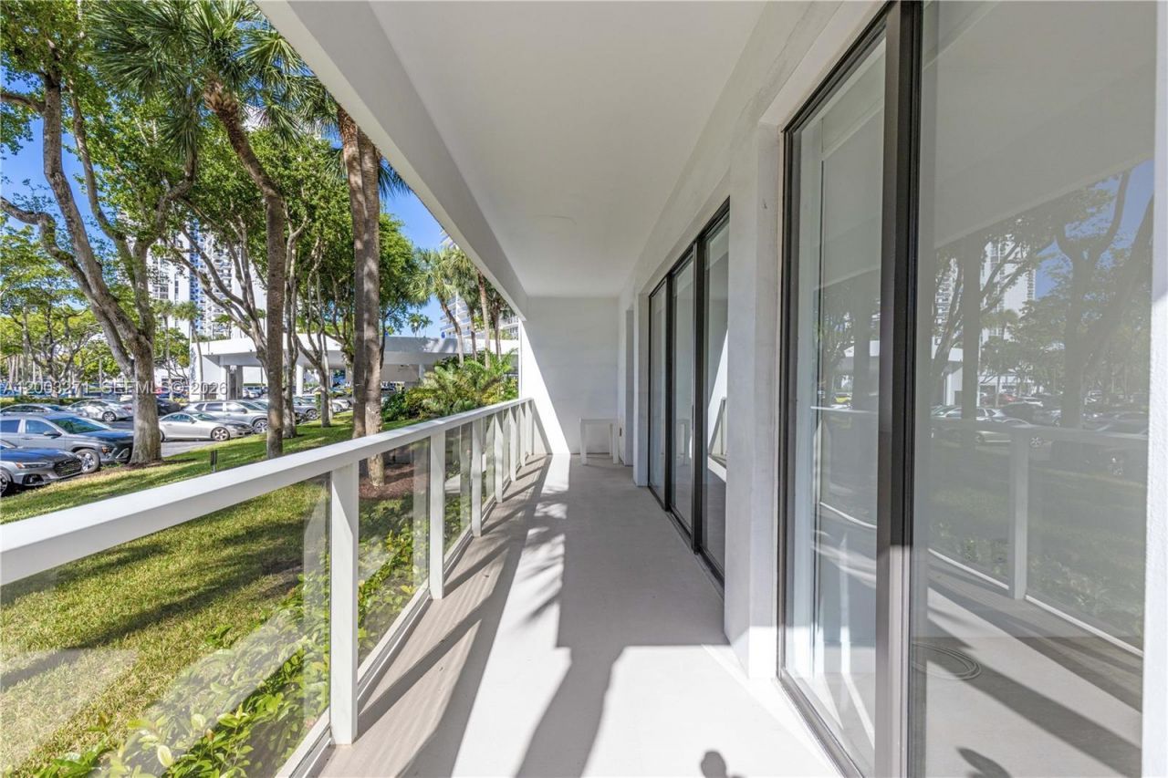 3731 N Country Club Dr , Unit 124, Aventura, FL 33180 Photo