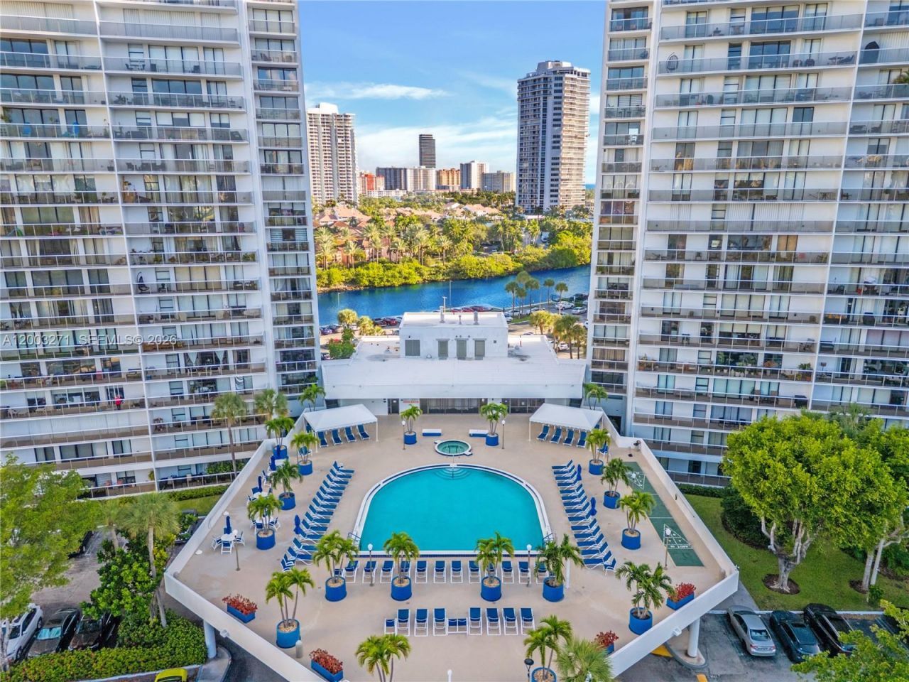 3731 N Country Club Dr , Unit 124, Aventura, FL 33180 Photo