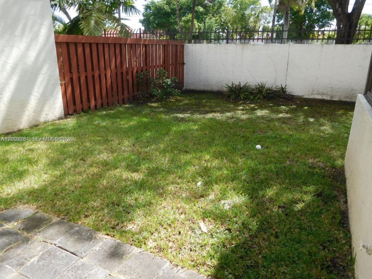 323 Ives Dairy Rd, Unit 323-06, Miami, FL 33179 Photo