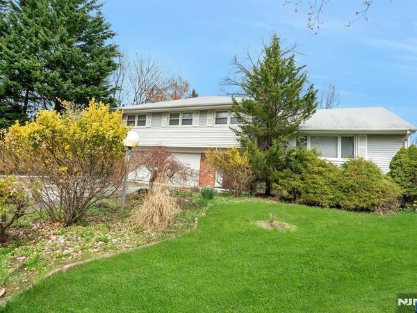 9 Hemlock Drive, PARAMUS, NJ 07652