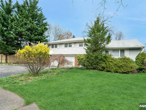 9 Hemlock Drive, PARAMUS, NJ 07652