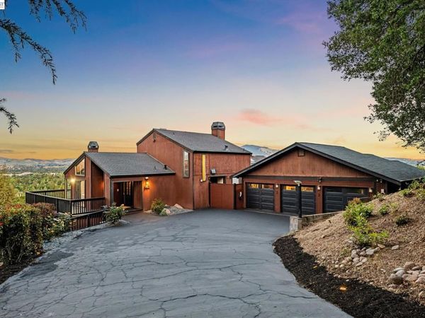 15 Surmont Ct, Lafayette, CA 94549