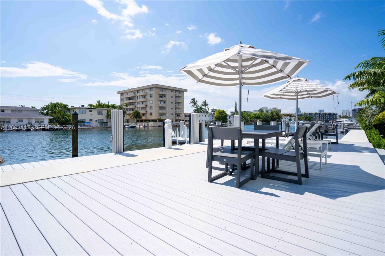 8425 Crespi Blvd, Miami Beach, FL 33141 Photo