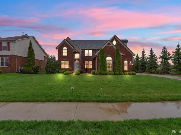 1002 Carriage Trace Boulevard, South Lyon, MI 48178