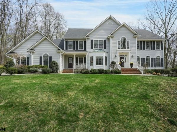 2 Knollwood Ter, Chester, NJ 07930