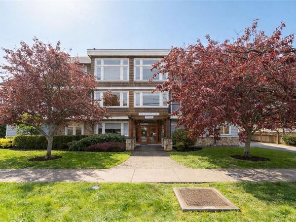 9942 Third St , Unit 201, Sidney, BC V8L 3B2