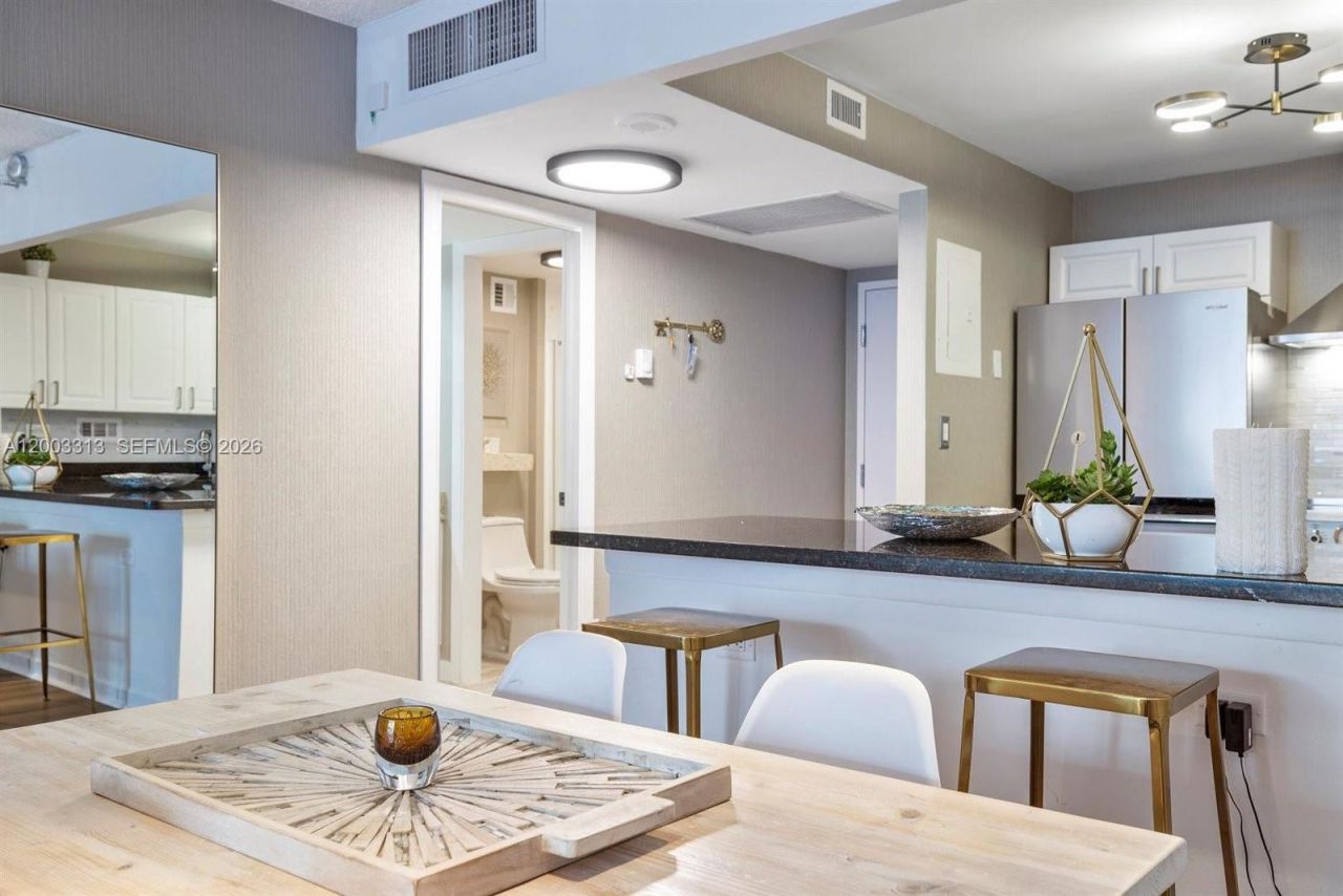 2301 Collins Ave , Unit 421, Miami Beach, FL 33139 Photo