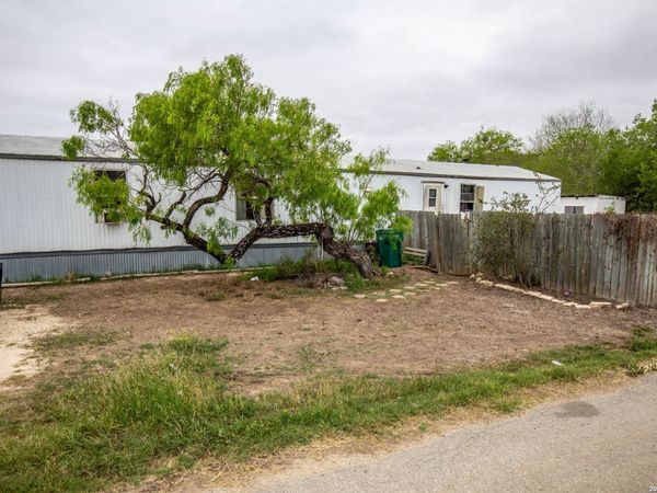 515 ELM ST, Jourdanton, TX 78026