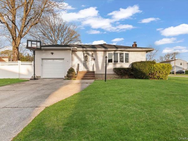 719 Catskill Avenue , Lindenhurst, NY 11757