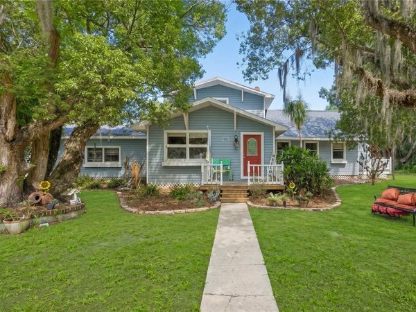 1048 N GRANDVIEW STREET, MOUNT DORA, FL 32757