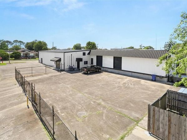 935 DERBIGNY Street , Gretna, LA 70053