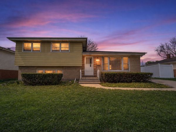 10 N ADAMS Drive , Addison, IL 60101