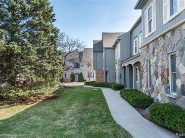 1695 Huntington Park, Rochester Hills, MI 48309