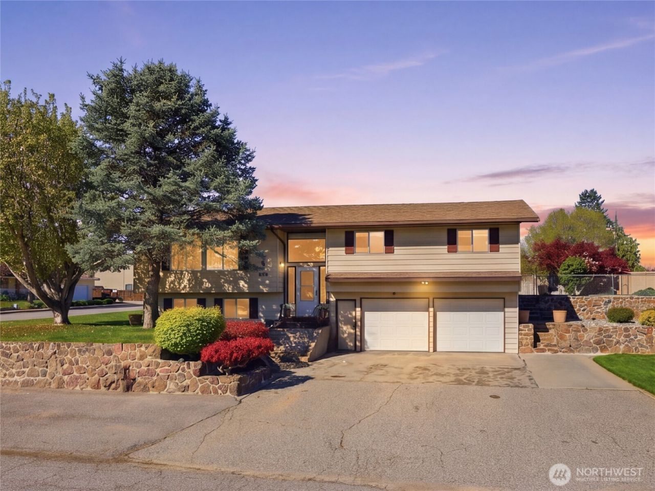 214 S Kansas Avenue, East Wenatchee, WA 98802 Main Photo