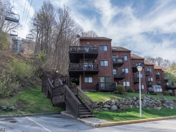 4 Red Lodge Dr, Vernon, NJ 07462