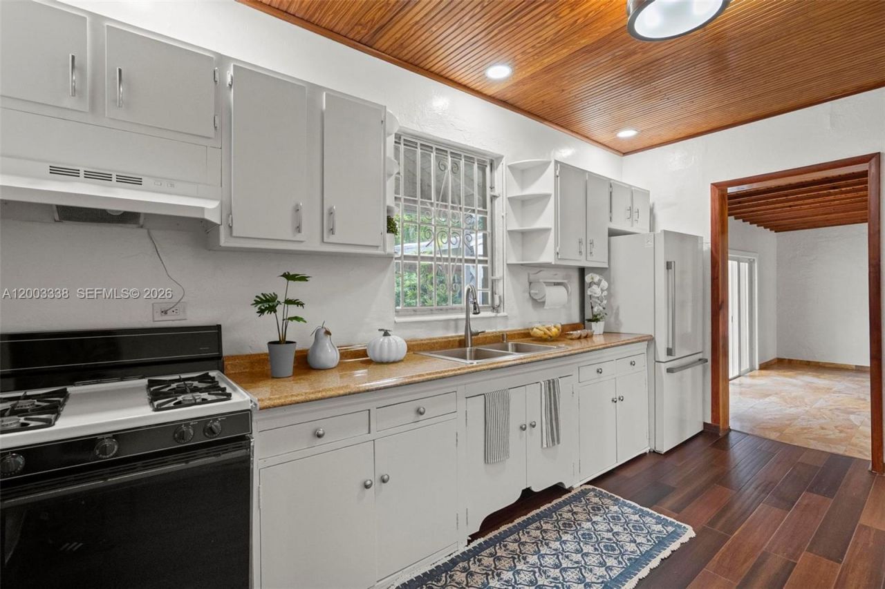 1879 SW 16th St, Miami, FL 33145 Photo