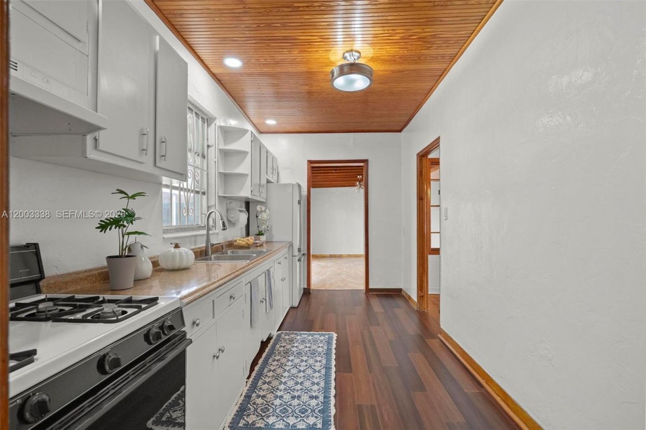 1879 SW 16th St, Miami, FL 33145 Photo