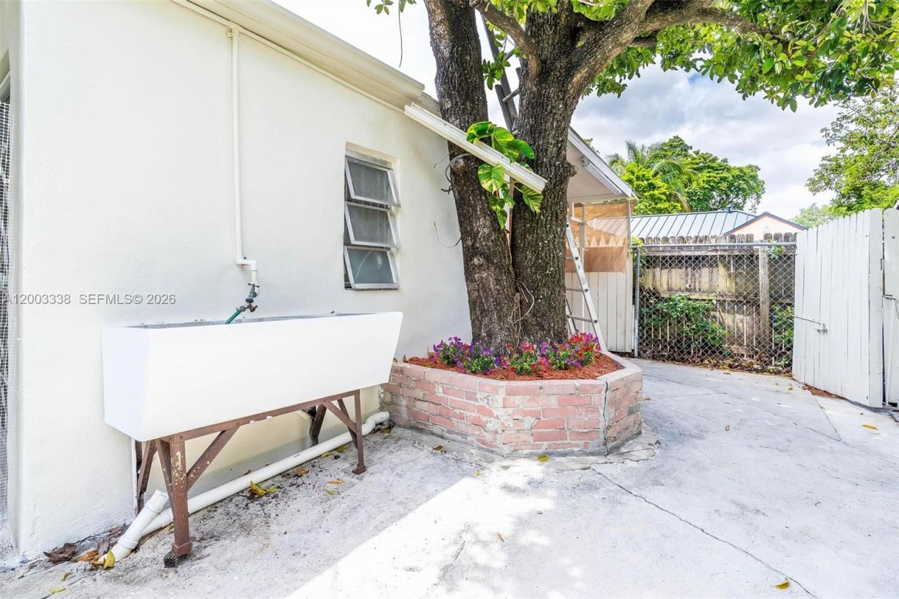 1879 SW 16th St, Miami, FL 33145 Photo