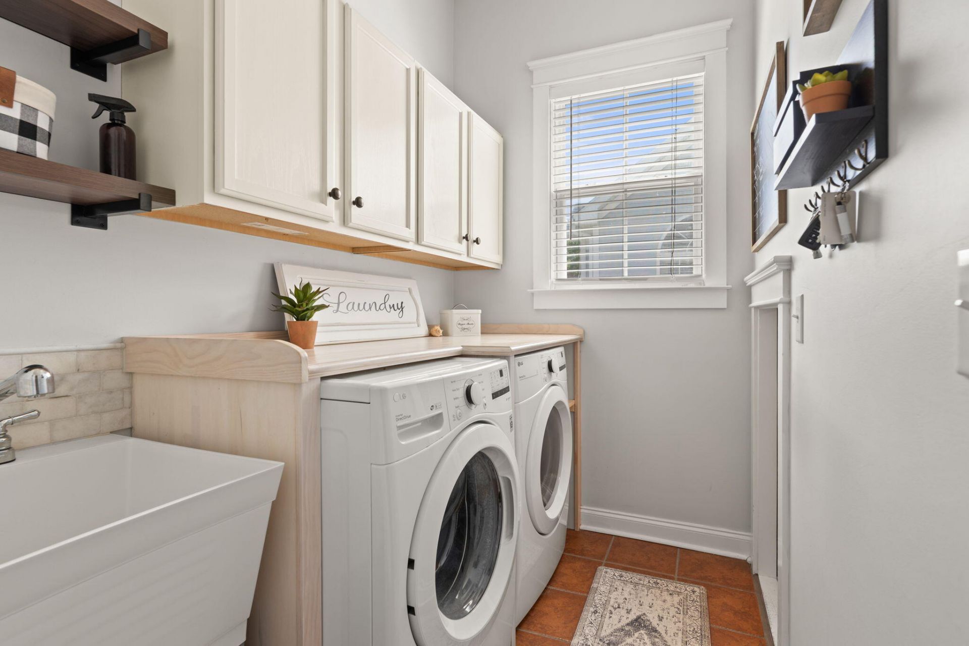 213 Hydrangea Street Photo 17