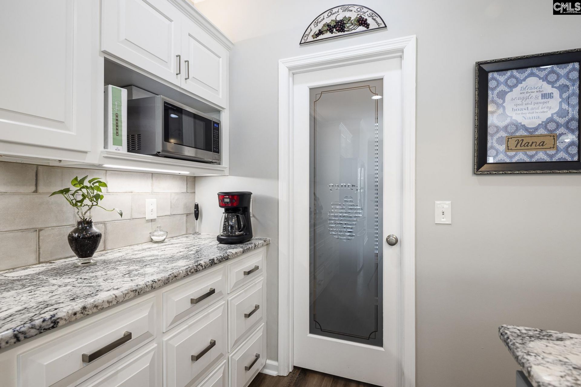 988 Veterans Row Photo 16