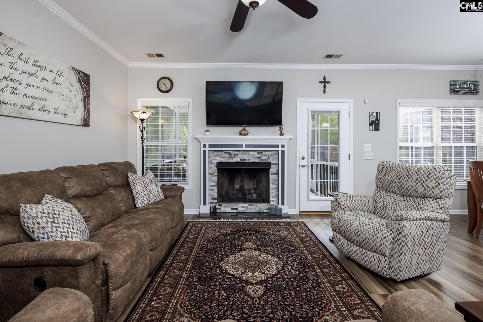 988 Veterans Row Photo 19