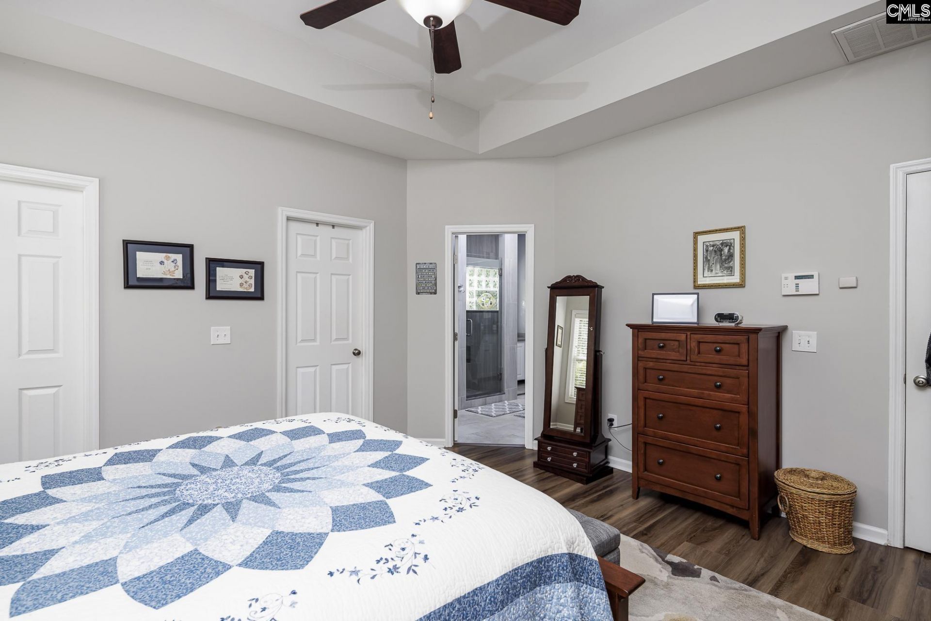 988 Veterans Row Photo 24