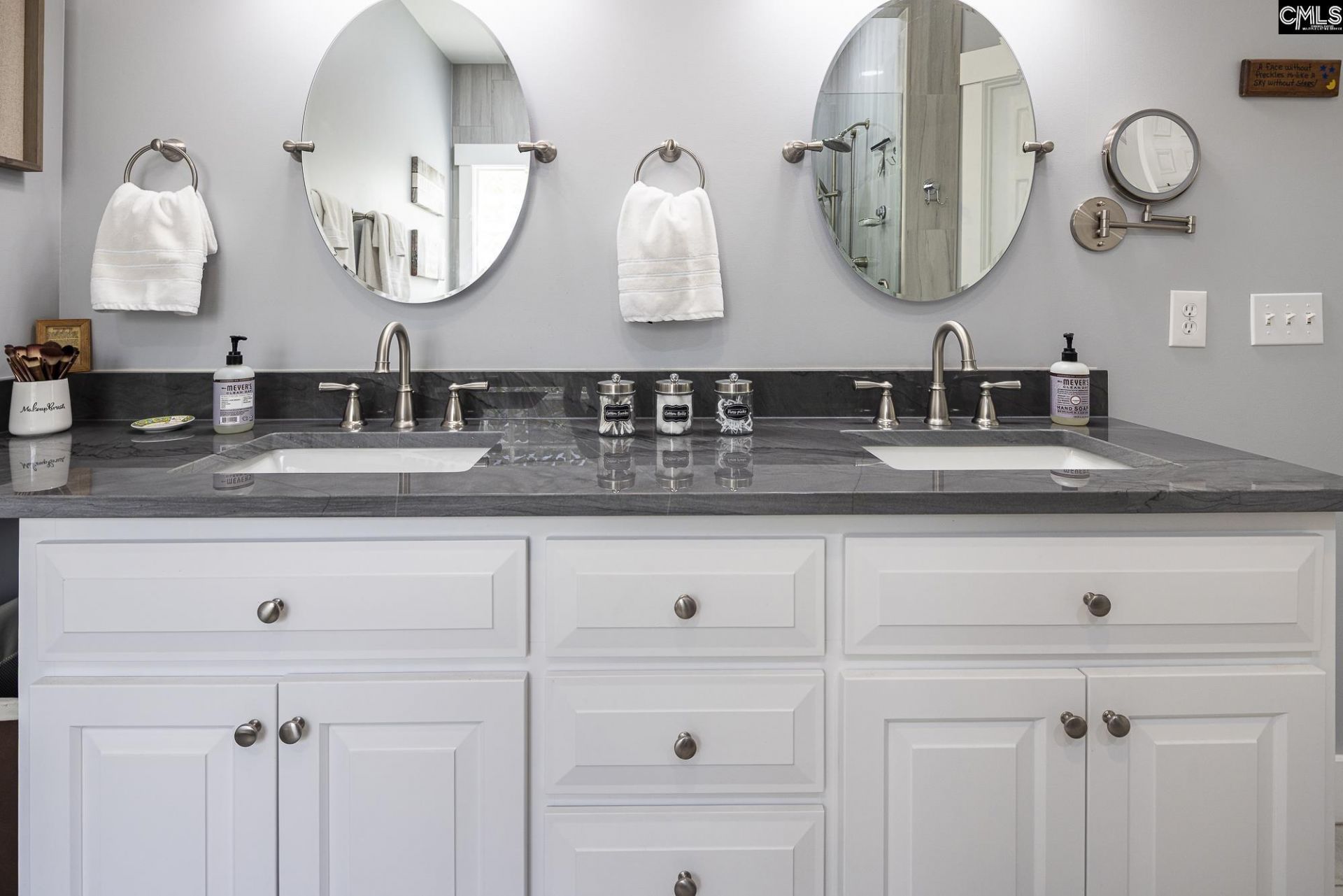 988 Veterans Row Photo 26