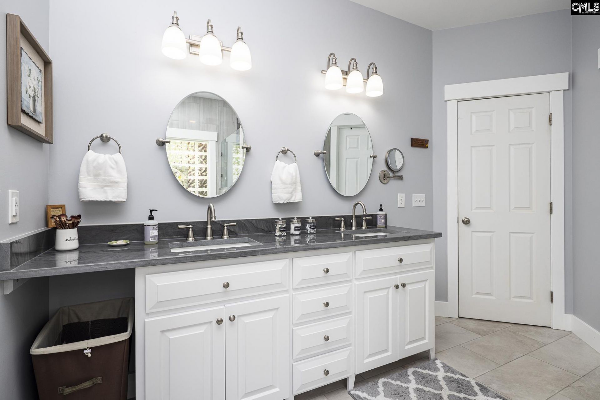 988 Veterans Row Photo 28