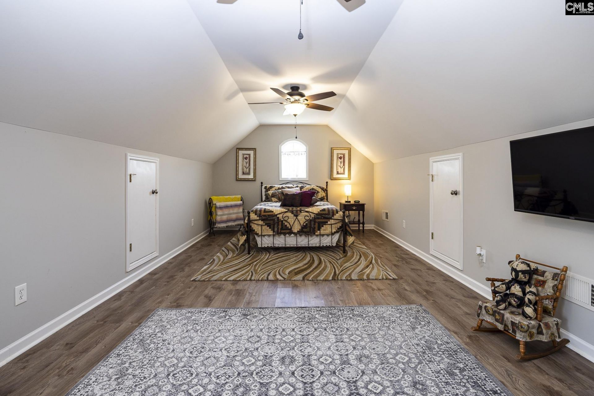 988 Veterans Row Photo 37