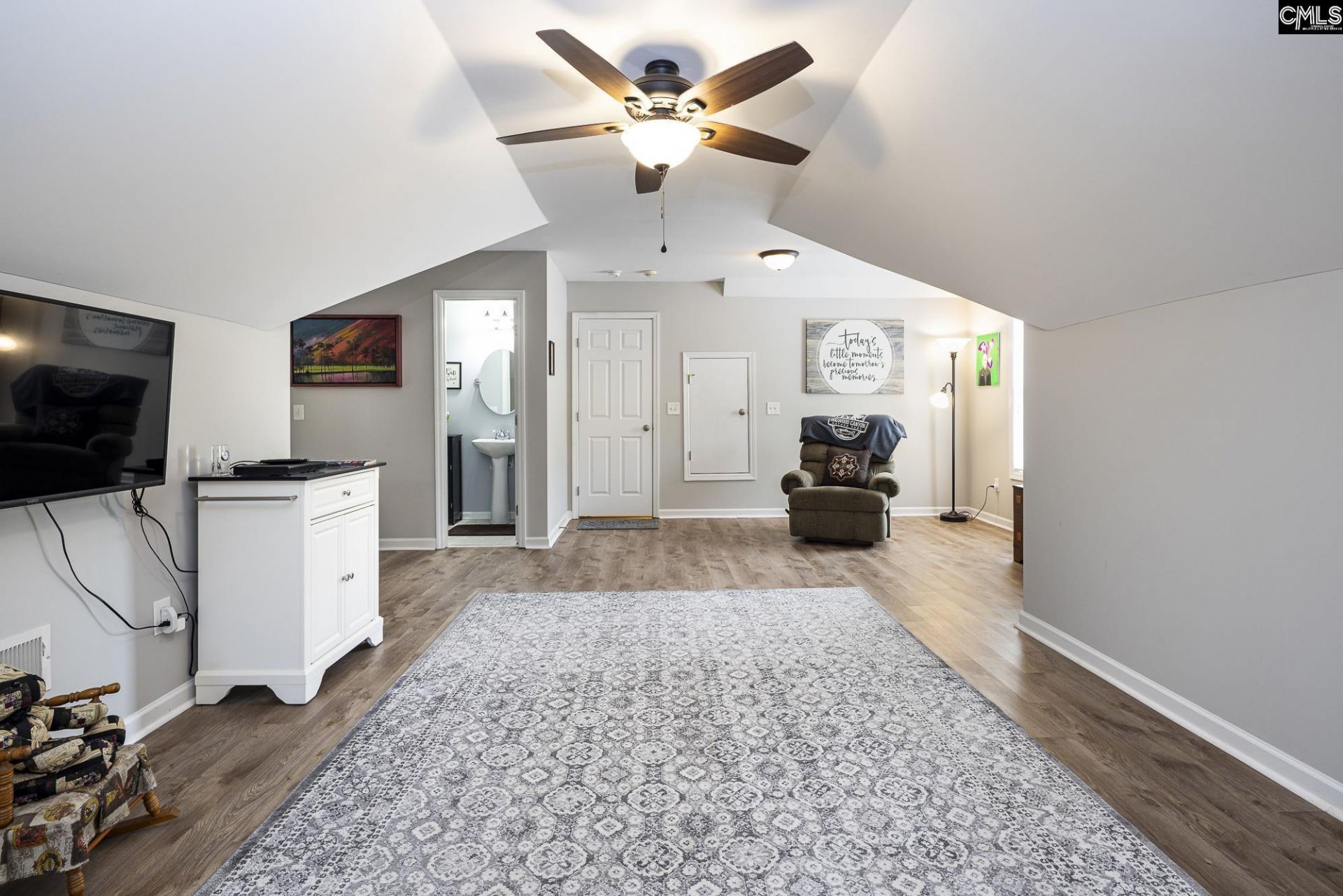 988 Veterans Row Photo 38