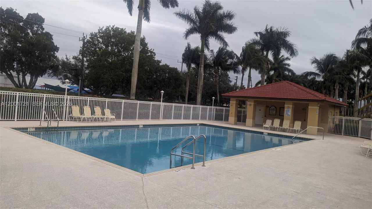 213 E Forest Oak Cir, Unit 213, Davie, FL 33325 Photo