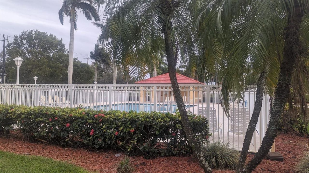 213 E Forest Oak Cir, Unit 213, Davie, FL 33325 Photo