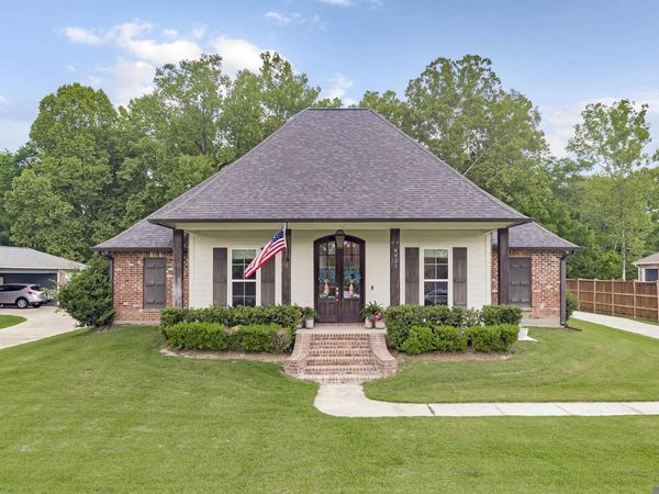 8823 Round Oak Dr, Baton Rouge, LA 70817