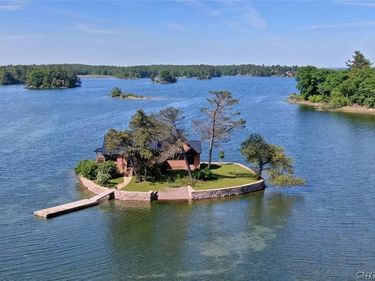 1 Honeymoon Island, Hammond, NY 13646