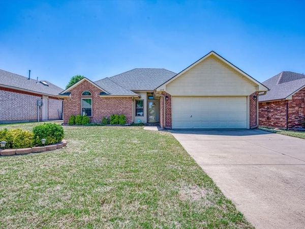 604 E Katelyn Lane, Mustang, OK 73064