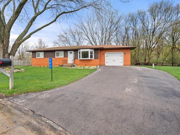 905 Lakeview DRIVE, Silver Lake, WI 53170