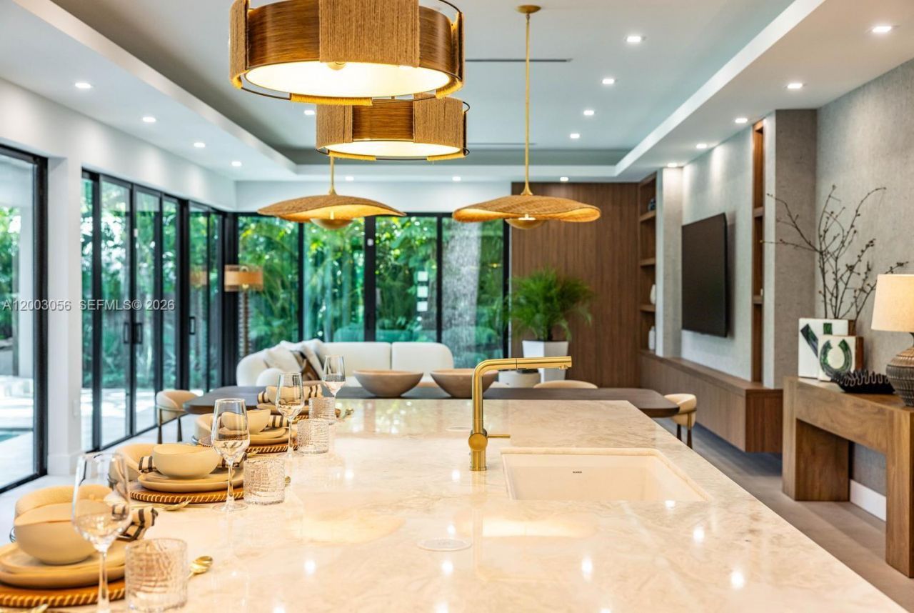 824 NE 111th St, Biscayne Park, FL 33161 Photo