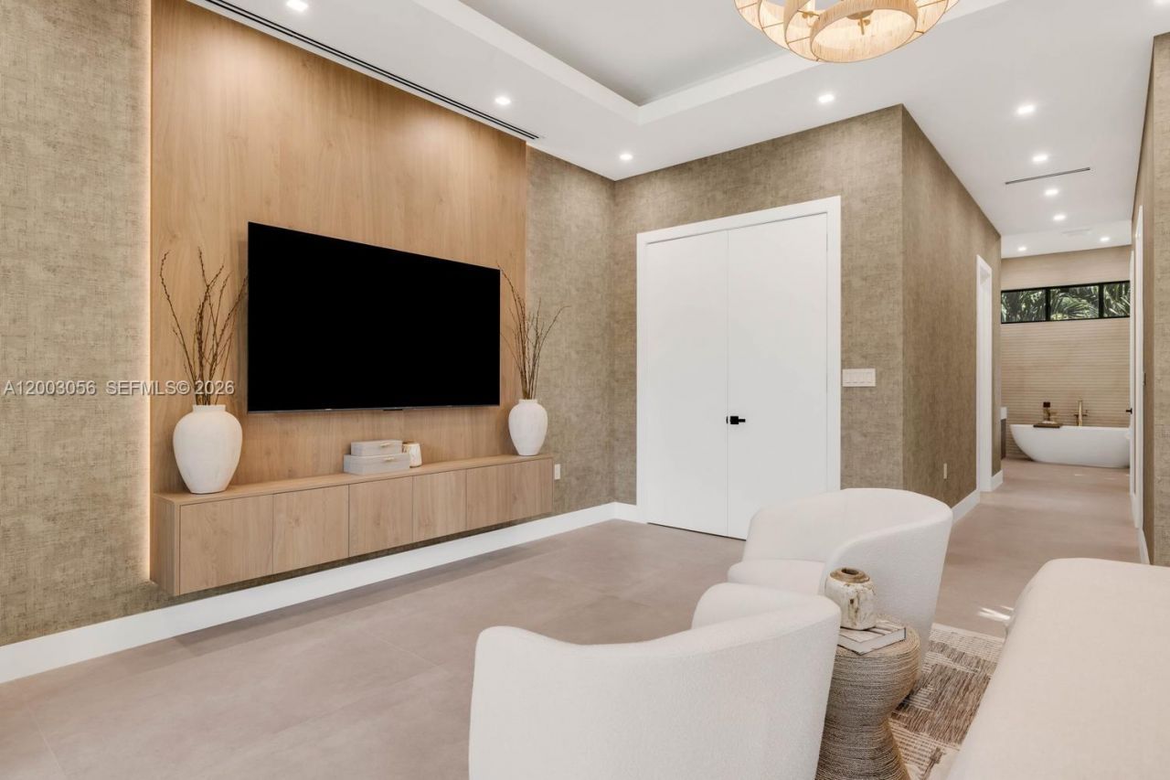 824 NE 111th St, Biscayne Park, FL 33161 Photo