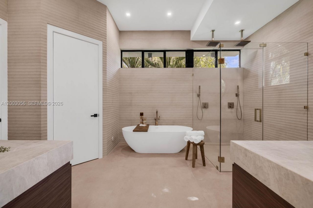 824 NE 111th St, Biscayne Park, FL 33161 Photo