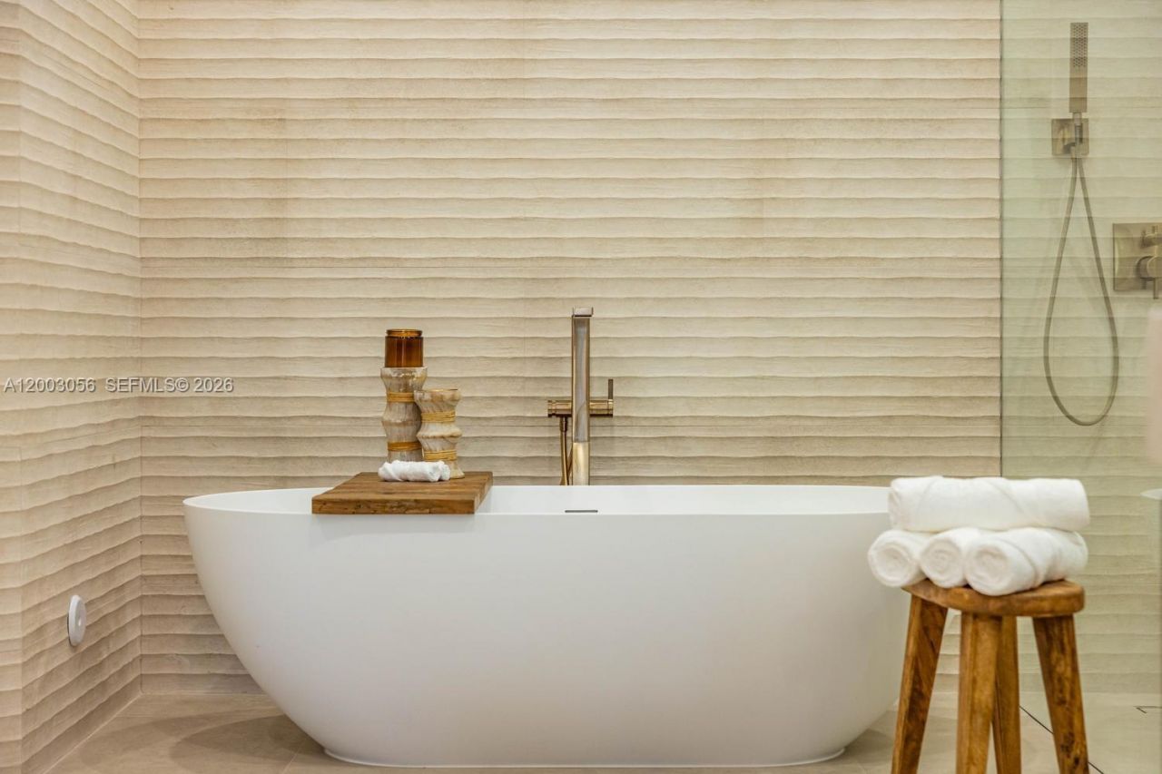 824 NE 111th St, Biscayne Park, FL 33161 Photo