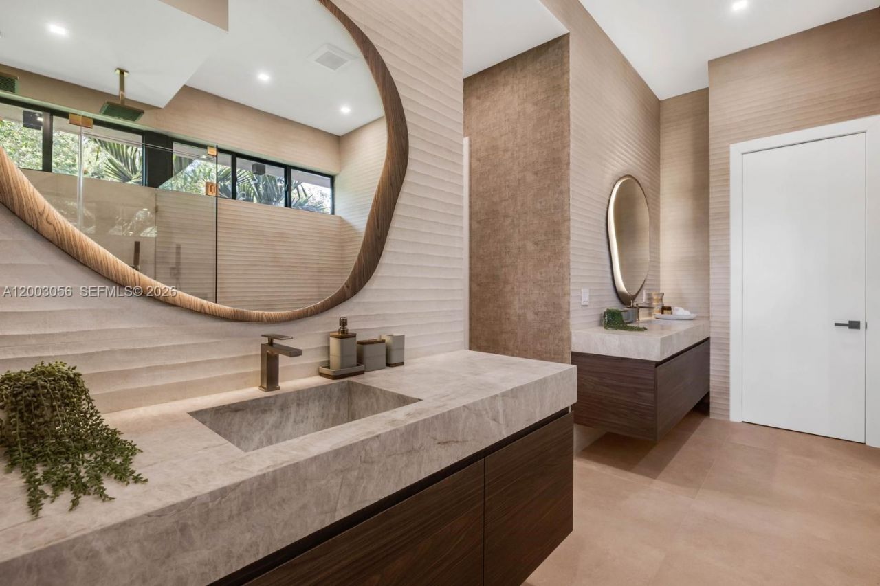 824 NE 111th St, Biscayne Park, FL 33161 Photo