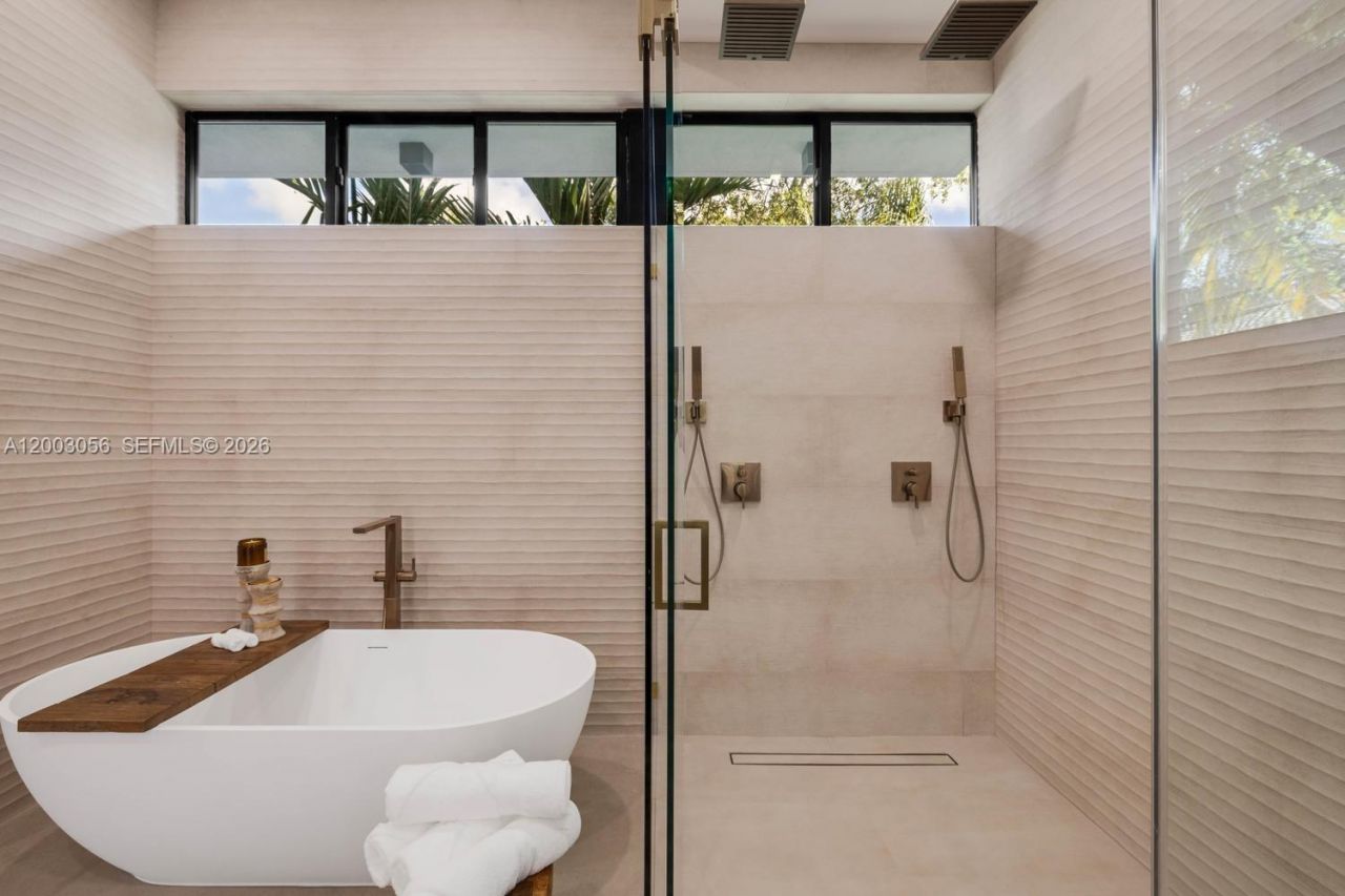 824 NE 111th St, Biscayne Park, FL 33161 Photo