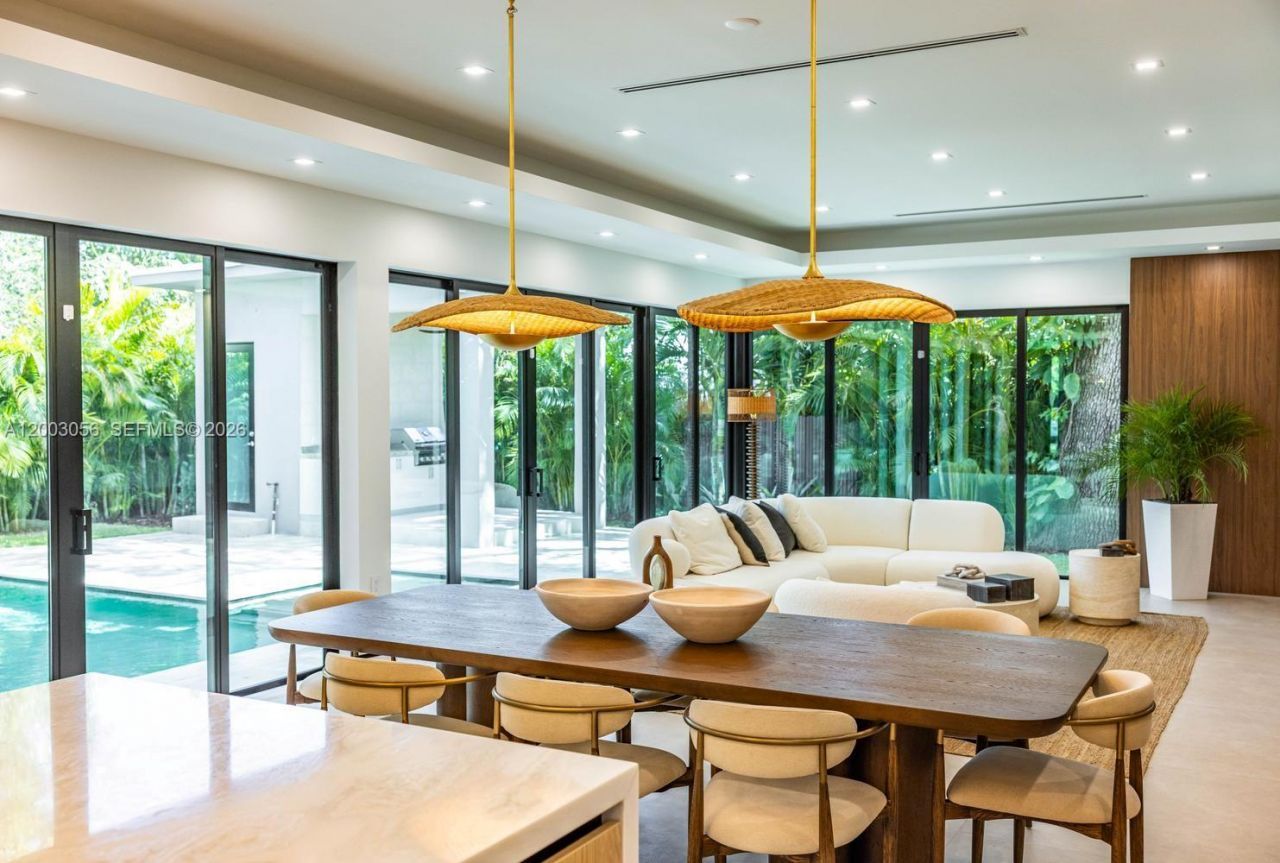 824 NE 111th St, Biscayne Park, FL 33161 Photo