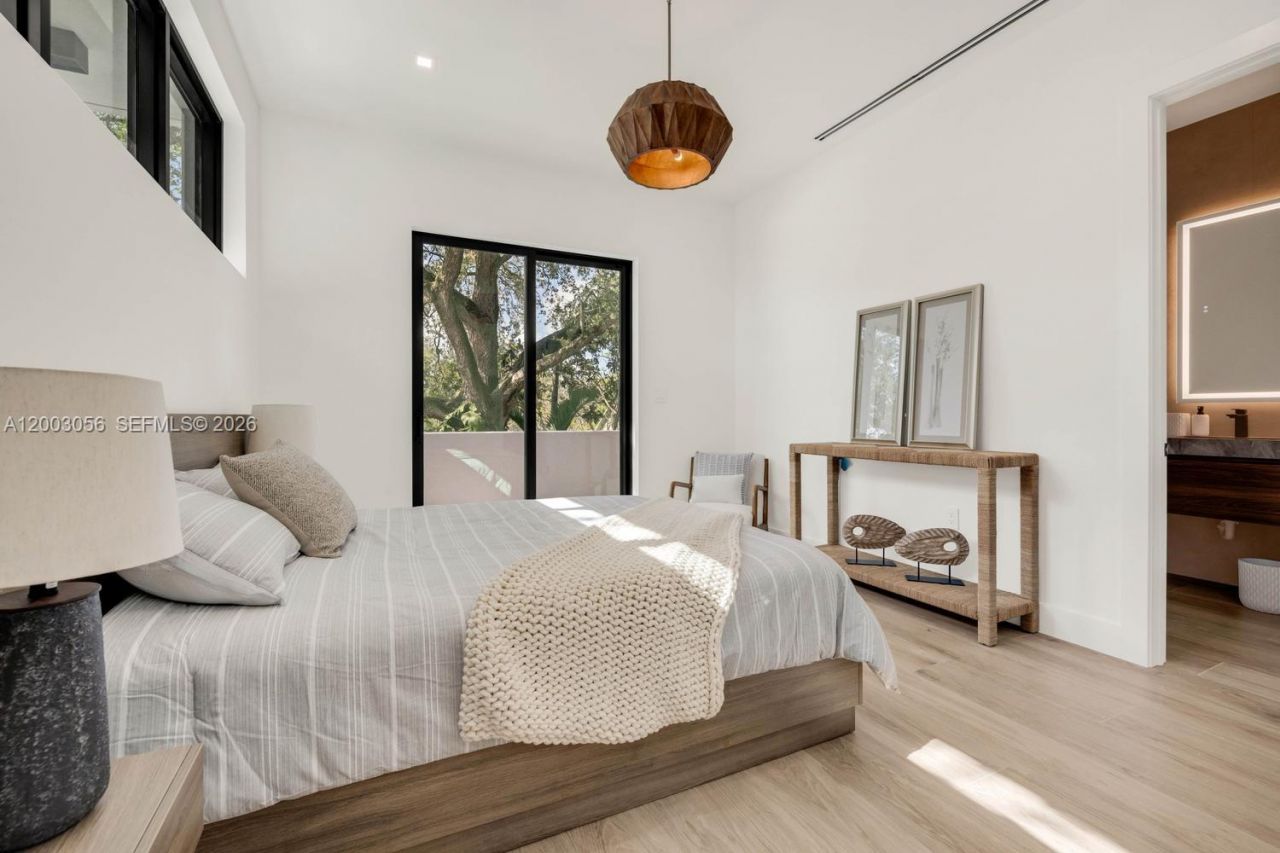 824 NE 111th St, Biscayne Park, FL 33161 Photo