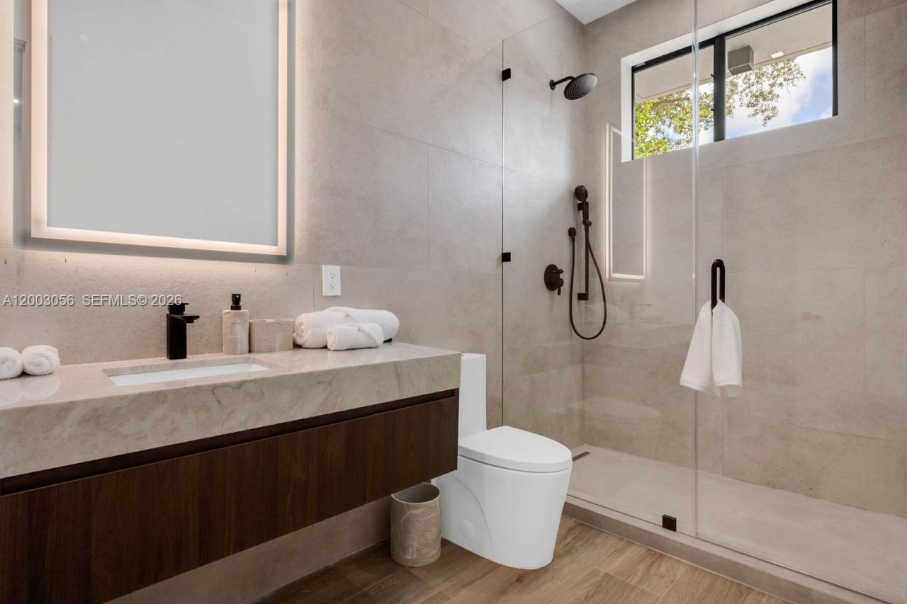 824 NE 111th St, Biscayne Park, FL 33161 Photo