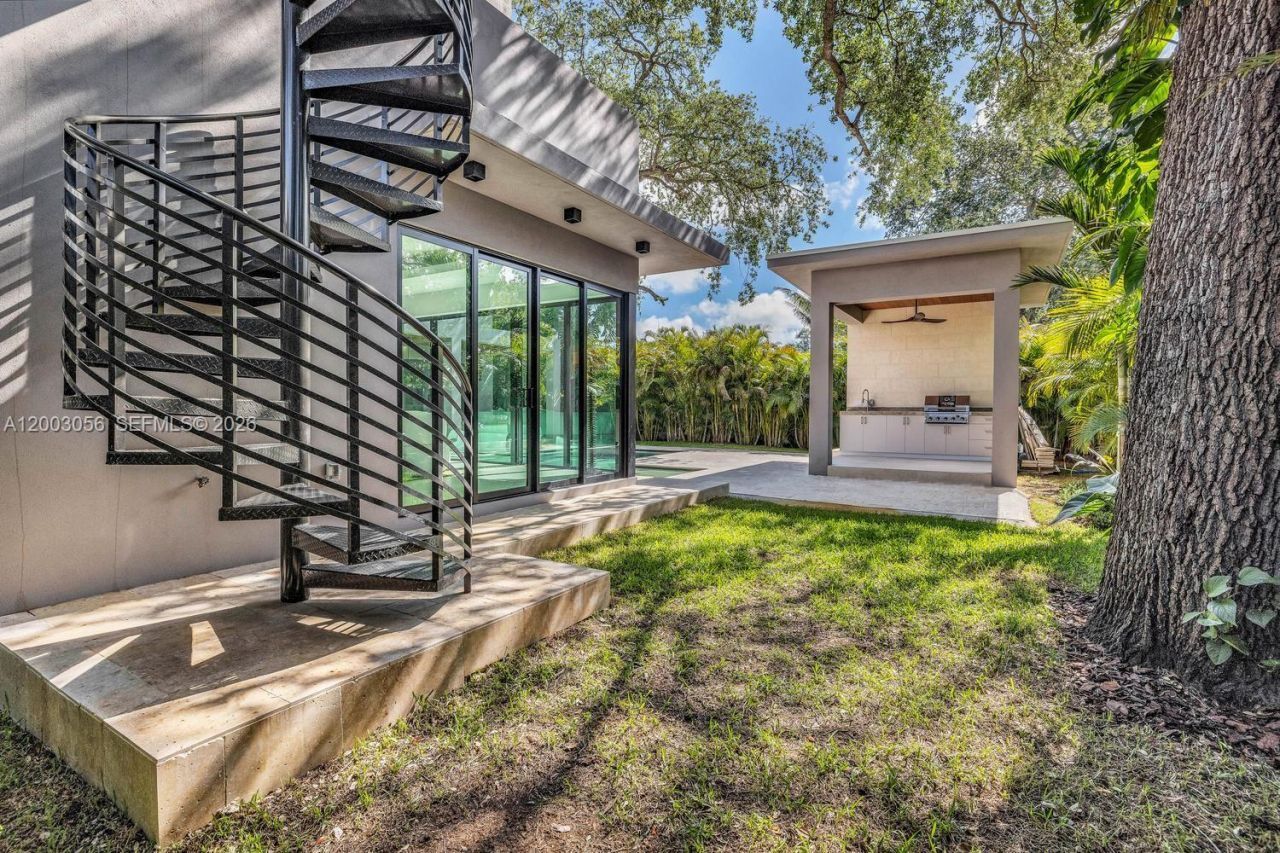 824 NE 111th St, Biscayne Park, FL 33161 Photo