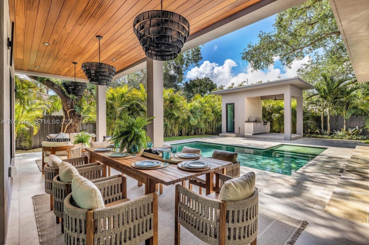 824 NE 111th St, Biscayne Park, FL 33161 Photo