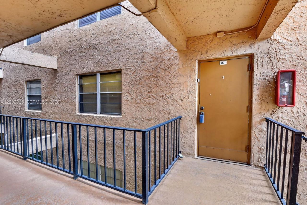 3048 E Sunrise Lakes Dr , Unit 221, Sunrise, FL 33322 Photo