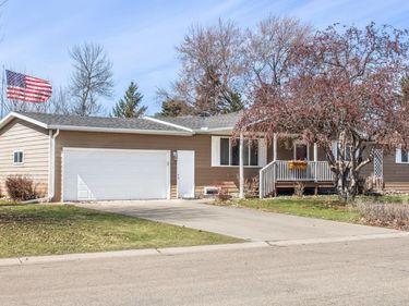 196 Hillcrest Avenue, Spicer, MN 56288